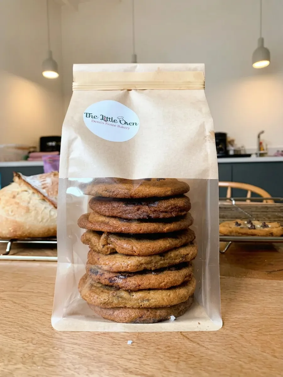Zakje verse cookies van The Little Oven op de keukentafel